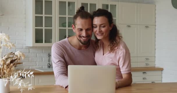 Casal jovem ganhando na loteria on-line celebrando a vitória se sente feliz — Vídeo de Stock