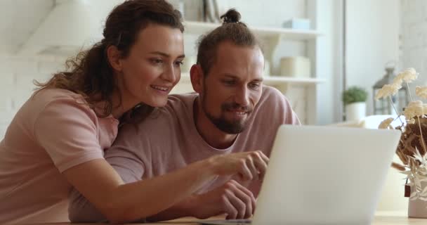 Ζευγάρι περνούν το Σαββατοκύριακο στο σπίτι στην κουζίνα χρησιμοποιώντας φορητό υπολογιστή — Αρχείο Βίντεο