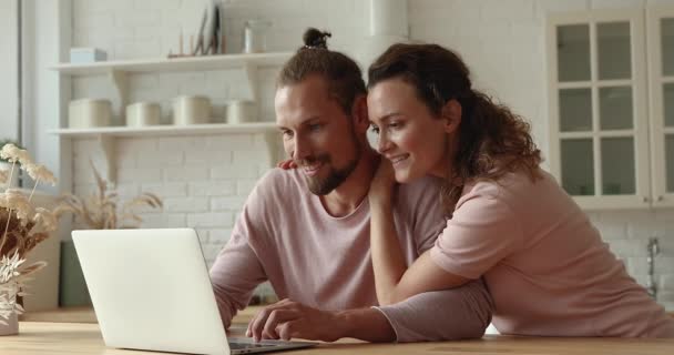 Boldog pár nyert online lottó ünnepli győzelem otthon — Stock videók