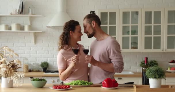 Casal afetuoso segurando óculos com vinho beijando desfrutar de data romântica — Vídeo de Stock