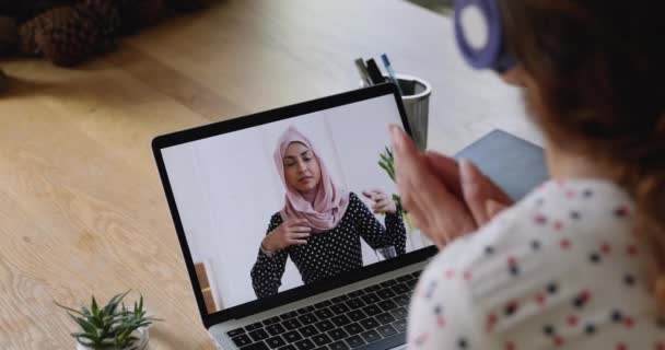 Junge indisch arabische Frau hält Videotelefonat ab. — Stockvideo