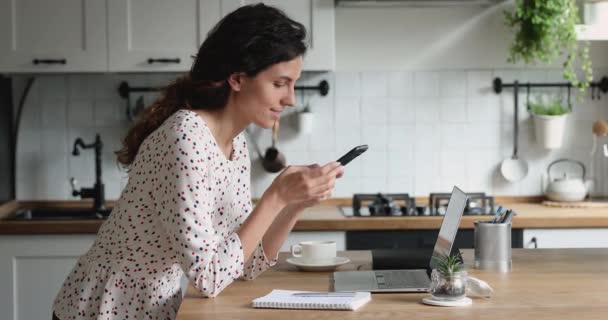 Zavart a munka fiatal nő használ okostelefon alkalmazások. — Stock videók