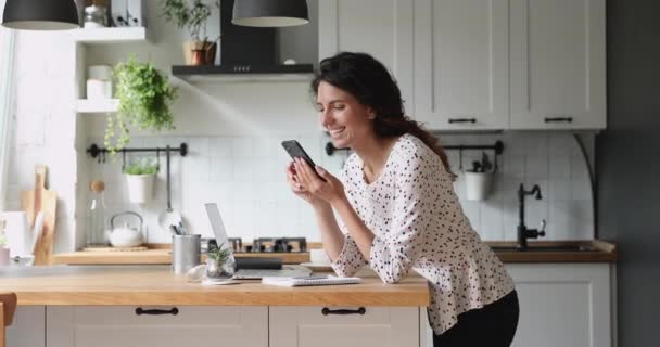 Mladá šťastná krásná žena zvětšení fotky v mobilní aplikaci. — Stock video