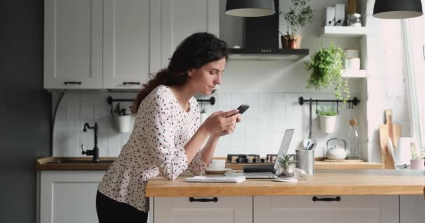 Overblij jonge mooie vrouw vieren het krijgen van goed nieuws bericht. — Stockvideo