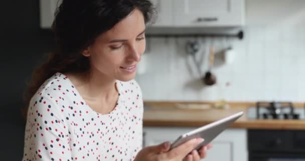 Szczęśliwa Tysiąclecia kobieta za pomocą komputera cyfrowego tablet. — Wideo stockowe