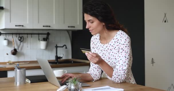 Glückliche Millennial-Europäerin beim Online-Shopping am Computer. — Stockvideo