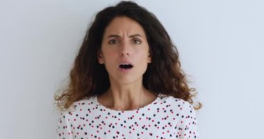 İyi haberleri duyan, başarıyı kutlayan meraklı genç..