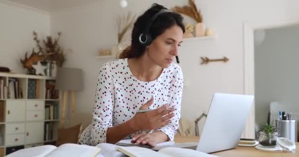 Gemotiveerde jonge slimme vrouw bespreken educatief project door middel van video call. — Stockvideo