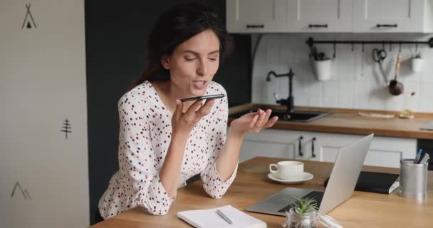 Feliz hermosa mujer europea grabación de audio mensaje. — Vídeo de stock