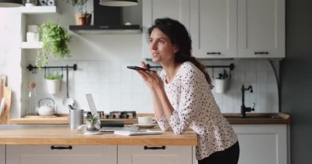 Millennial kvinna diktera ljud meddelande med hjälp av smartphone app. — Stockvideo