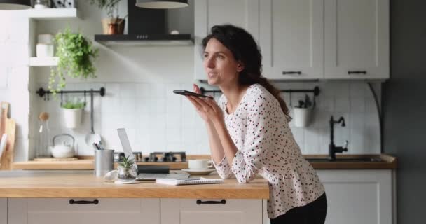 Mujer Millennial dictando mensaje de audio utilizando la aplicación para teléfonos inteligentes. — Vídeos de Stock