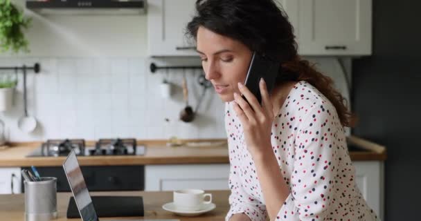 Улыбающаяся молодая привлекательная женщина поддерживает телефонный разговор. — стоковое видео