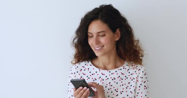 Curly dreamy ung kvinna med hjälp av mobilapplikationer. — Stockvideo