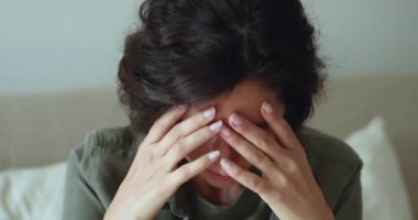 Hüsrana uğramış genç bir kadın zor bir hayatı düşünüyor..