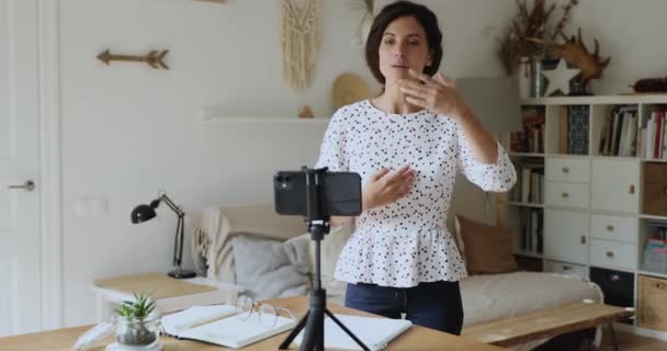 Aantrekkelijke jonge fit vrouwelijke blogger opnemen educatieve video. — Stockvideo