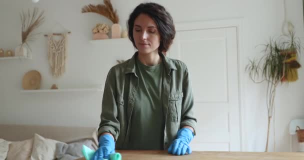 Feliz joven ordenada mujer haciendo tareas domésticas, mesa de limpieza. — Vídeo de stock