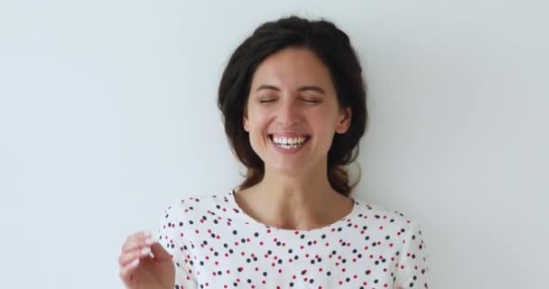Verheugd duizendjarige vrouw lachen om grappige grap. — Stockvideo