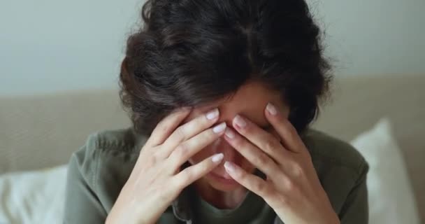Frustrierte junge Frau denkt an schwierige Lebenssituation. — Stockvideo