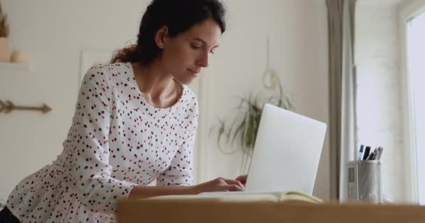 Mujer joven pensativa pensando en la solución de problemas, trabajando en la computadora. — Vídeo de stock