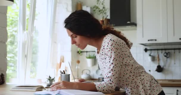 Έξυπνη νεαρή επιχειρηματίας που βελτιώνει τις γνώσεις μόνη της στο σπίτι. — Αρχείο Βίντεο