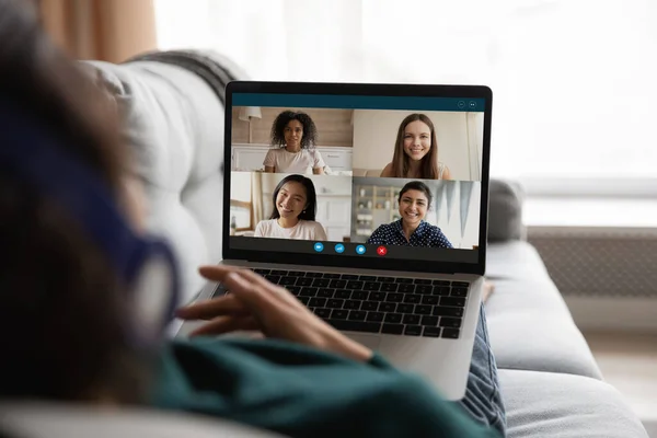 Женщина веб-камера онлайн встречи с друзьями на ноутбуке — стоковое фото