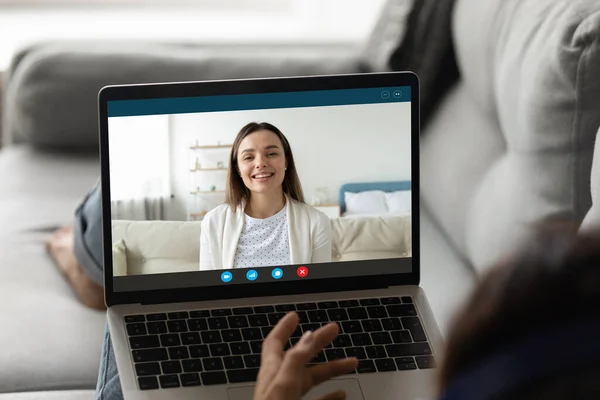 Mujer tienen webcam digital hablar en el ordenador —  Fotos de Stock