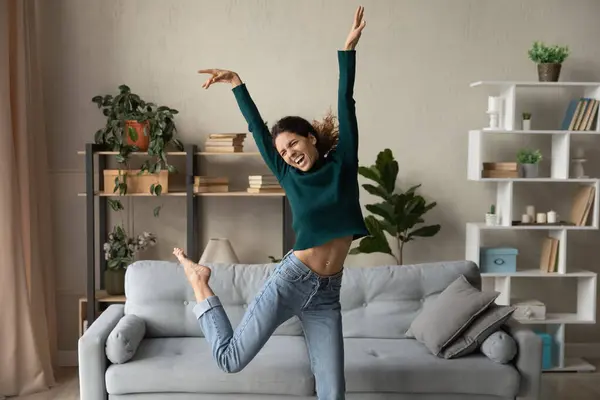 Gelukkig duizendjarige vrouw veel plezier dansen thuis — Stockfoto