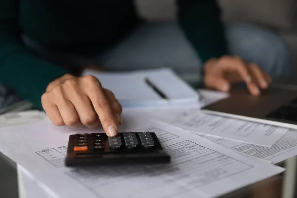 Primer plano de la mujer administrar las finanzas del hogar —  Fotos de Stock