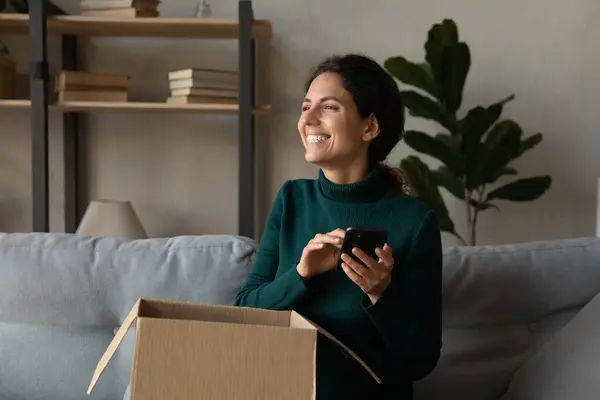 Mujer feliz emocionado con buena entrega de pedidos —  Fotos de Stock