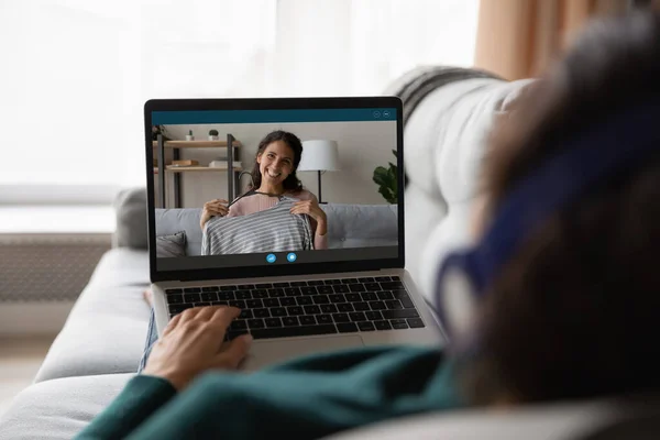 Mulher relaxar assistindo compras haul no laptop — Fotografia de Stock