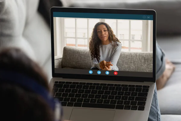Femme tenir l'ordinateur parler sur appel vidéo avec un collègue — Photo