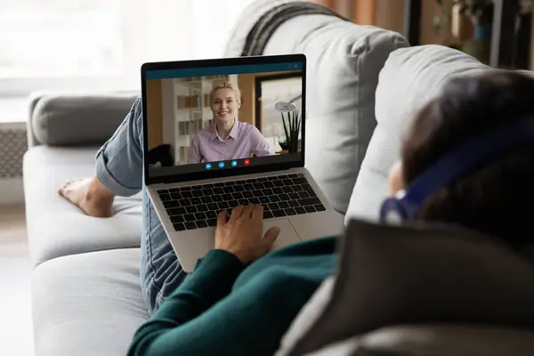 Close up de conversa de mulher em vídeo chamada no laptop — Fotografia de Stock