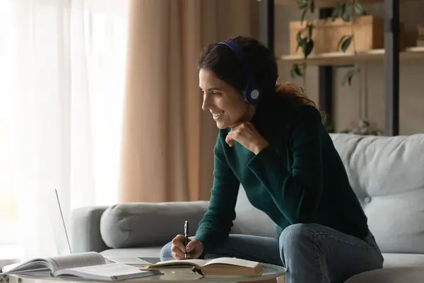 Smiling woman in headphones study online on laptop — Stock Photo, Image