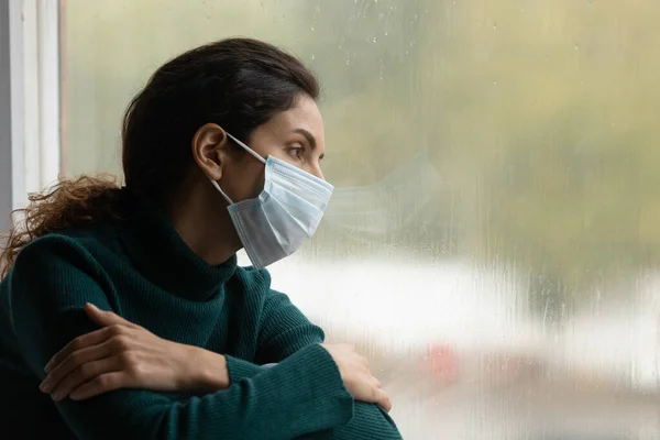 Upset woman in facemask suffer from virus at home — Stock Photo, Image