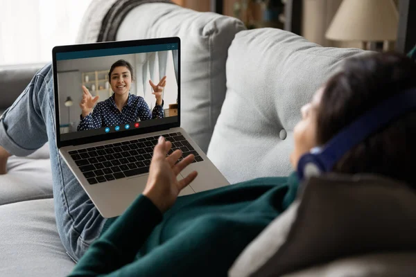 Vrouw kijken naar laptop scherm praten op video oproep — Stockfoto