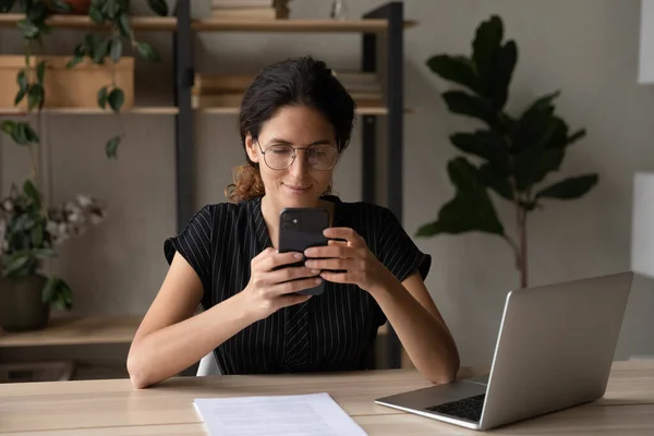 Young woman use smartphone texting online on gadget — Stock Photo, Image