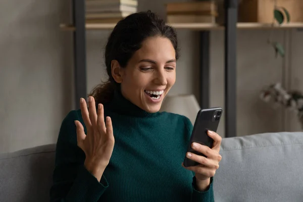 Mujer joven feliz sorprendido por las buenas noticias en el teléfono celular — Foto de Stock