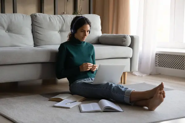 Milenial mujer en los auriculares de estudio en línea desde casa —  Fotos de Stock