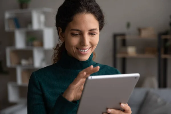 Mujer sonriente utilizar mensajes de texto tableta en gadget en línea — Foto de Stock