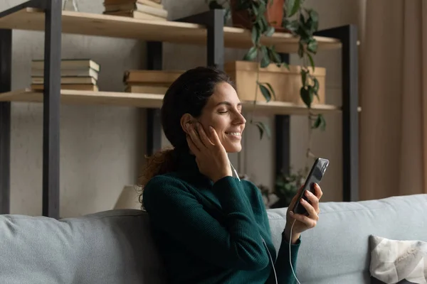 Mulher feliz em fones de ouvido ouvir música no celular — Fotografia de Stock