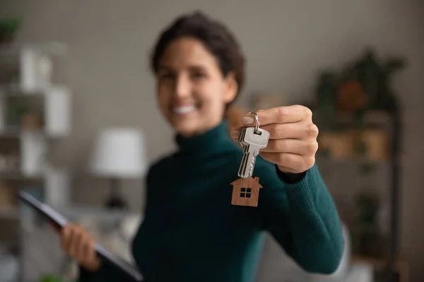 Nahaufnahme einer glücklichen Frau zeigt Schlüssel zum Haus — Stockfoto