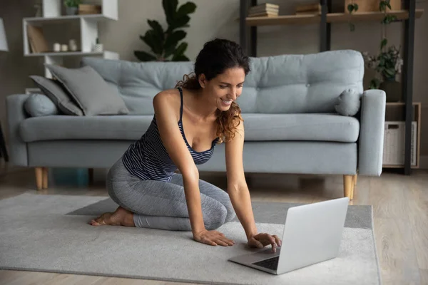 Gülümseyen kadın evde dizüstü bilgisayar kullanıyor. — Stok fotoğraf