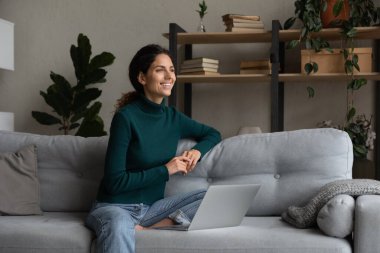 Gülümseyen kadın bilgisayarını kullan. Uzaktan bak.