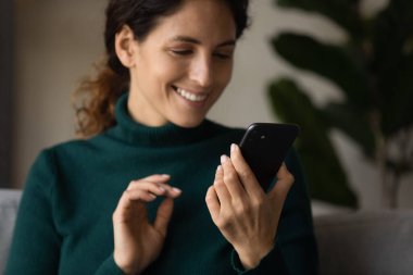 Gülümseyen kadın akıllı telefon mesajları kullanıyor.