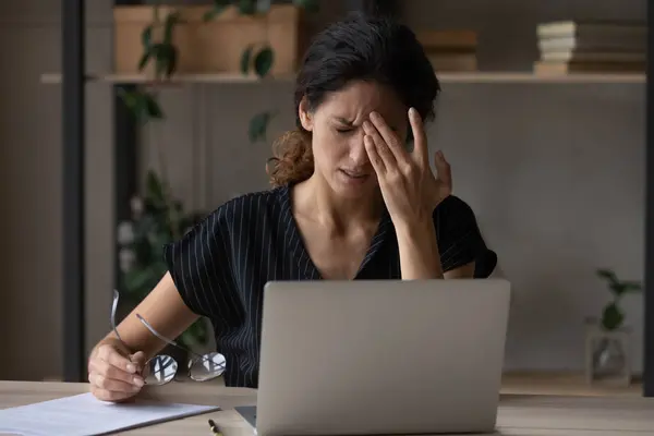 Mulher doente sofre de enxaqueca oprimida com trabalho de computador — Fotografia de Stock
