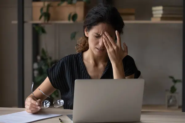 Donna malata soffre di emicrania sopraffatto con il lavoro al computer — Foto Stock