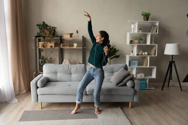 Dolblij duizendjarige vrouw dansen luisteren naar muziek — Stockfoto