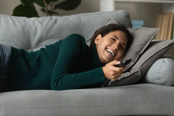 Mulher sorridente relaxar em casa assistindo TV — Fotografia de Stock