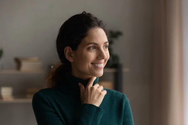 Mujer feliz mirar a distancia soñando o planeando —  Fotos de Stock