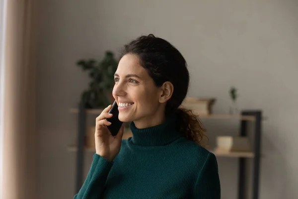 Mujer feliz hablar en el teléfono celular teniendo una llamada agradable — Foto de Stock